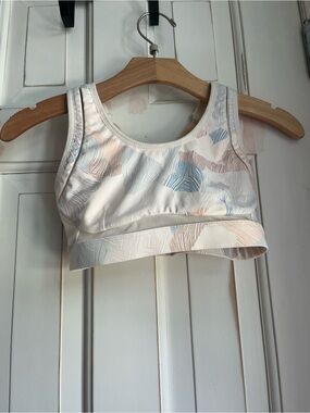 🌟Fabletics Belle Sports Bra with Light Blue and Pale Pink Abstract Print